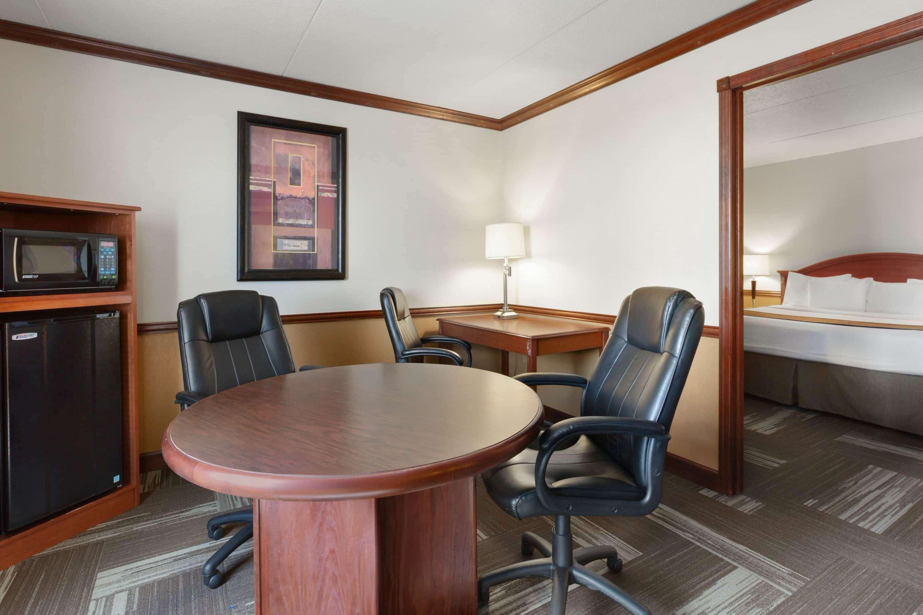 Baymont By Wyndham Mandan Bismarck Area Hotel Exterior photo